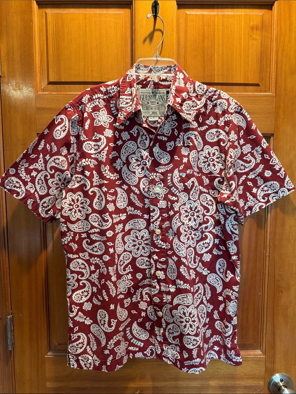 Vintage GUESS Men's Small Maroon and White Paisley Short Sleeve Button-Up Shirt
